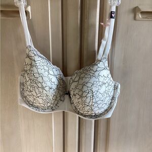 NWT Victoria’s Secret Bra‎